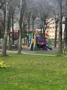 ein Spielplatz mit Rutsche in einem Park in der Unterkunft Chalet Natura in Castel di Sangro
