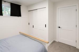 Ένα ή περισσότερα κρεβάτια σε δωμάτιο στο Sooke Mountain View Suite