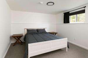 Ένα ή περισσότερα κρεβάτια σε δωμάτιο στο Sooke Mountain View Suite