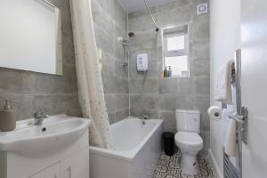 Vannituba majutusasutuses 2 Bedroom Flat in the heart of Southend Sleeps 6 - Pass the Keys +17 fotot