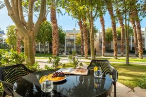 een tafel met een fruitschaal bovenop bij Royal Park Residence by Sea N' Rent in Eilat