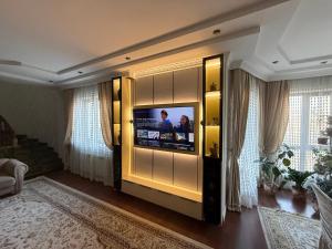 TV a/nebo společenská místnost v ubytování Almaty guest house