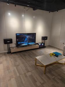 TV/trung tâm giải trí tại YangGang house Daejeon 2 +5 ảnh