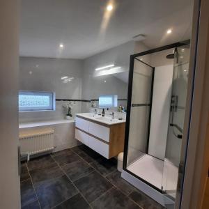 Koupelna v ubytování Maison confortable 8 personnes - 4 chambres