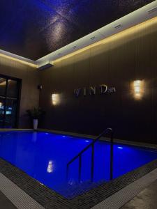 - une piscine dans un hôtel la nuit dans l'établissement WIND HOTEL, à Chimkent