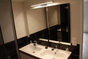 Billede fra billedgalleriet på Maison confortable 8 personnes - 4 chambres i Saint-Sauvant + 12 billeder