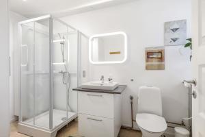 Ένα μπάνιο στο Strandhuset B&B