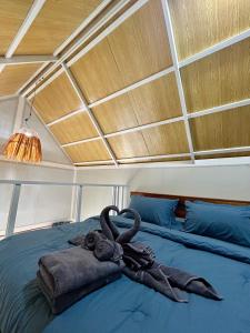 a bed with an octopus made out of towels at Lipe Sea Sleep Homestay in Ko Lipe