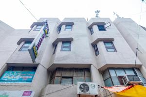 Un edificio con un cartel al costado. en Adarsh Palace Hotel Near Bhopal Railway Station and Nadra Bus Stand Bhopal, en Bhopal