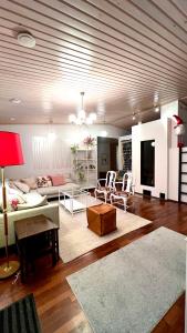 Et opholdsområde på Nordic Villa with private sledding hill and fire pit