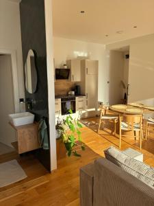 a living room with a table and a kitchen at Anton's Apartment - Natur & See in Velden am Wörthersee