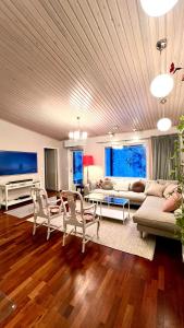 Et opholdsområde på Nordic Villa with private sledding hill and fire pit