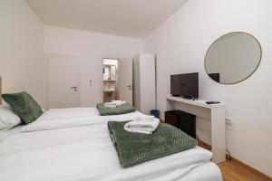 塞尔瑟Beach Villa Selce的有两张床和一面镜子的卧室