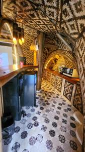 a room with a counter and a tiled floor at manta family sidemen in Selat