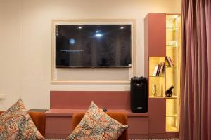 Una televisión o centro de entretenimiento en Feel Goa Villa Ridley- Unit Of My Booking Guru