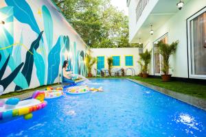 La pileta dentro o cerca de Feel Goa Villa Ridley- Unit Of My Booking Guru