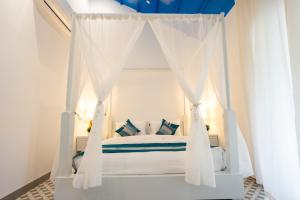 Una cama o camas en una habitación de Feel Goa Villa Ridley- Unit Of My Booking Guru 21 fotos más