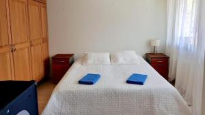 En eller flere senge i et værelse på Apartamento T2