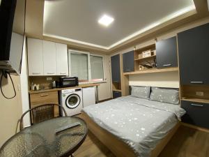 Cette petite chambre comprend un lit et une table. dans l'établissement Apartmani N&D, à Kumanovo