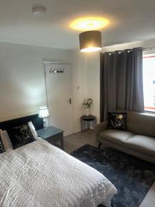 Postel nebo postele na pokoji v ubytování Comfortable Rooms Near Basildon Town Centre