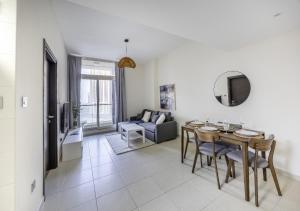 Un lugar para sentarse en Iconic 1br In Mangroves Place Al-Reem Island Auh