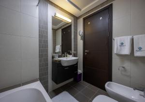 Un baño de Iconic 1br In Mangroves Place Al-Reem Island Auh 8 fotos más
