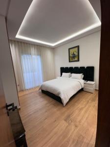 拉巴特Luxury apartment的卧室配有一张白色床和木地板