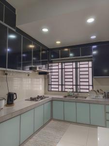 Η κουζίνα ή μικρή κουζίνα στο Homestay Beruntung Adenium