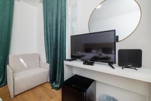 塞尔瑟Beach Villa Selce的配有平板电视和椅子的客厅