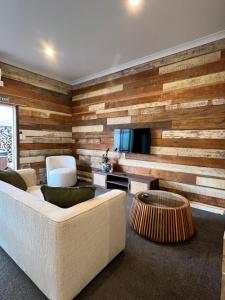 Μια τηλεόραση ή/και κέντρο ψυχαγωγίας στο The Nook And Cranny Greytown