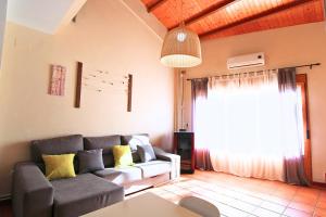 Et opholdsområde på Loft Aracena Tenerías by SIERRA VIVA + 13 billeder