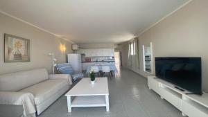 un soggiorno con divano e TV a schermo piatto di Apt. El Guirre Nº 3 a Valle Gran Rey