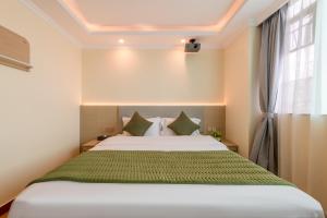 une chambre avec un lit et une fenêtre dans l'établissement Sanjun Hotel, à Canton 29 autres photos