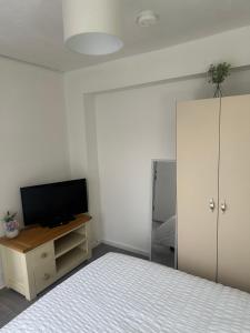 TV a/nebo společenská místnost v ubytování Comfortable Rooms Near Basildon Town Centre