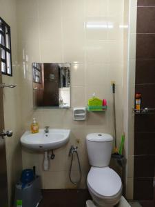Ένα μπάνιο στο Homestay Beruntung Adenium