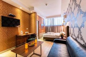 Μια τηλεόραση ή/και κέντρο ψυχαγωγίας στο הוטל האוס פתח תקווה