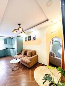 a living room with a couch and a table at Lá Home - Căn Hộ Đà Lạt in Khu Chi Lăng