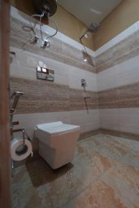 a bathroom with a toilet and a sink at Oreos cafe and stay shangarh in Shangarh