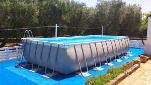 Bazén v ubytování LA PILA masseria salentina con piscina 3 camere con 6 PL si animali domestici nebo v jeho okolí