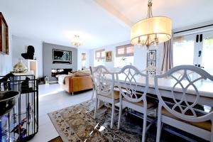 Televiisor ja/või meelelahutuskeskus majutusasutuses Beautiful Thatched Cottage Windsor Ascot Bracknell