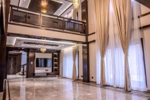 eine große Lobby mit Vorhängen und einem Balkon in der Unterkunft Pinnacle Residences, Kathmandu in Kathmandu