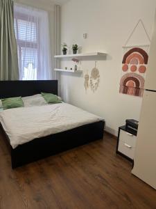 Ένα ή περισσότερα κρεβάτια σε δωμάτιο στο CenterPoint Apartment