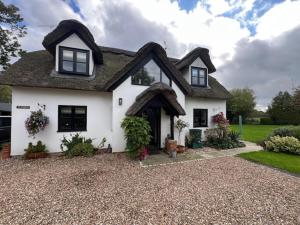 Aed väljaspool majutusasutust Beautiful Thatched Cottage Windsor Ascot Bracknell