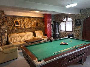 - un salon avec un billard et un canapé dans l'établissement LaConac Lupsa, à Lupşa