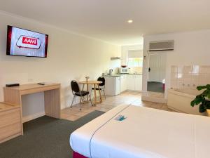 Una habitación de hotel con una cama y una cocina. en Beachcomber Motel & Apartments, en Apollo Bay 53 fotos más