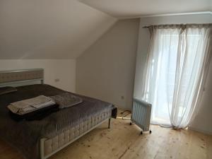 Un dormitorio con una cama y una ventana grande en Hankavan HANKA HOME, en Hankavan