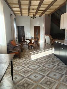 una sala de estar con un sofá y una mesa en Hankavan HANKA HOME, en Hankavan