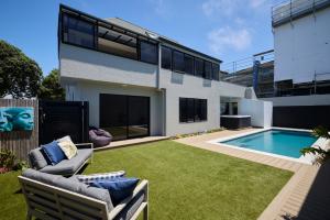 Πισίνα στο ή κοντά στο Family Friendly Beach Haven with Pool, Spa & Ocean Views