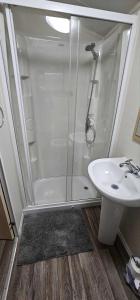 Et badeværelse på Sam's Caravan Hire