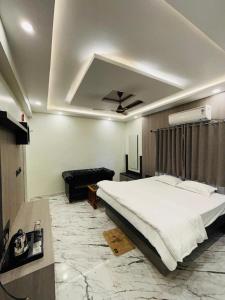 Ένα ή περισσότερα κρεβάτια σε δωμάτιο στο Annapurnq Banquet And Inn +1 φωτογραφίες